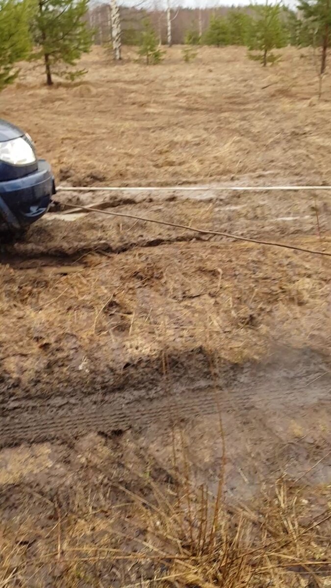 Дорога проходила через поле, и вроде ничего необычного, но завязли по самое не хочу