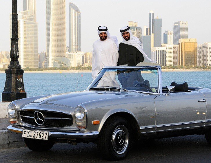 
Столичные жители жутко гордятся ею и когда позволяет погода (с ноября по март) приходят сюда кататься на велосипеде, роликах, бегать, и просто гулять. Это самая протяженная набережная на
Ближнем Востоке (10 км) и настоящий зеленый оазис! Здесь расположены самые красивые в Абу- Даби фонтаны и городской пляж. Вход на него бесплатный, однако шезлонгов — зонтиков нет.