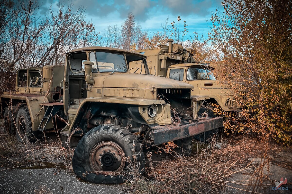 Заброшенные военные грузовики.