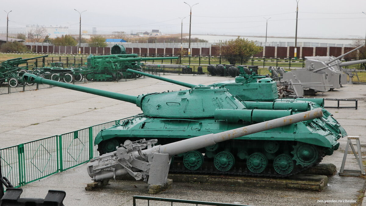 На первом плане 102-мм/60-клб орудие Обуховского з-да.
