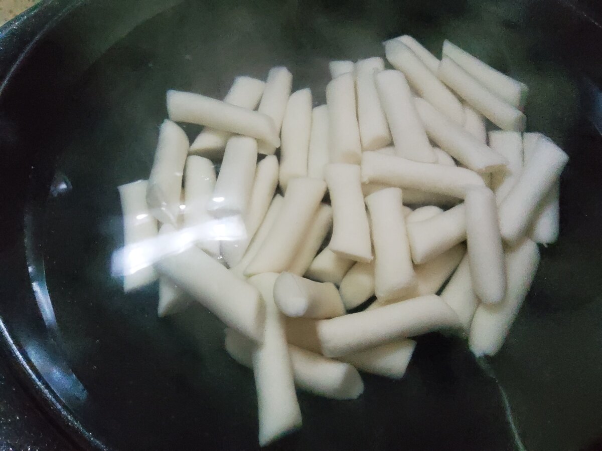 Токпокки из рисовой муки. Тток (рисовые брусочки). Корейские рисовые клецки. Токпокки из рисовой муки. Тток (рисовые брусочки).