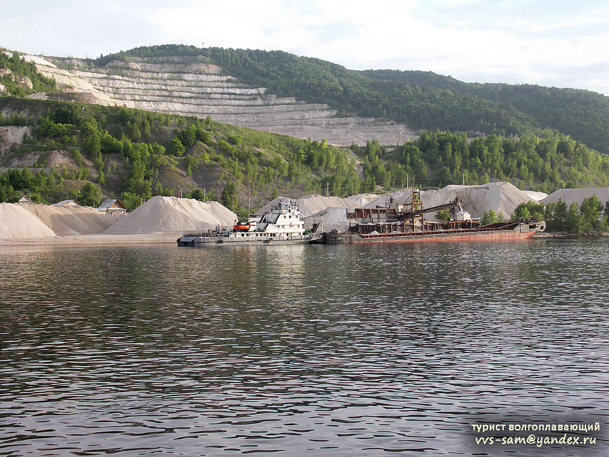 На горе - террасы карьера, на берегу – заводская пристань и известняк, который ждёт погрузки на баржи. Фото 04.06.2009.