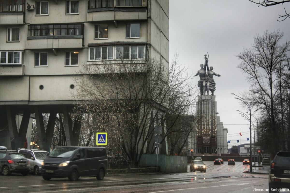 Дом на вднх. Дом на курьих ножках Москва ВДНХ. Дом сороконожка на ВДНХ. Дом на ножках в Москве на ВДНХ.