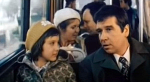 Инга (Марина Бугакова) и её отец (Николай Волков), кадр из фильма "Девочка, хочешь сниматься в кино?" (1977) 