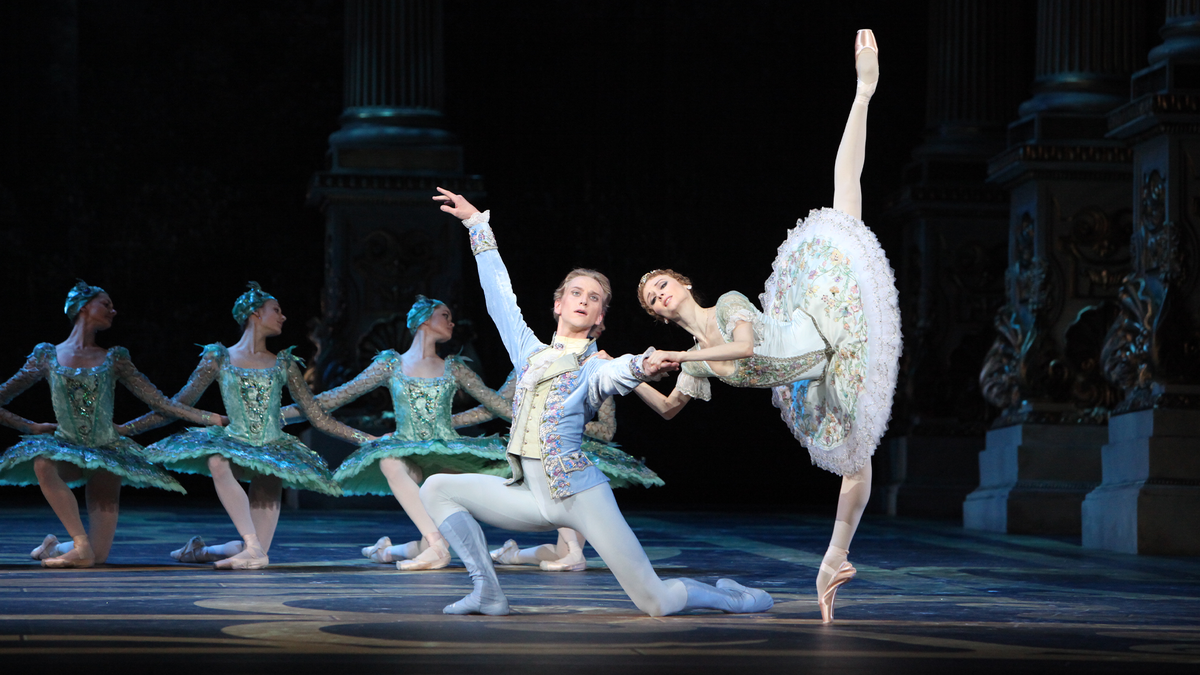 Принц Дезире — Дэвид Холберг. Принцесса Аврора — Светлана Захарова.
Фото Дамира Юсупова/Большой театр.