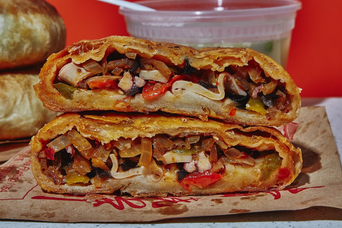 Загляните внутрь одной из 17 разновидностей лепешек в Юкун Шаобин. Алекс Лау для The New York Times