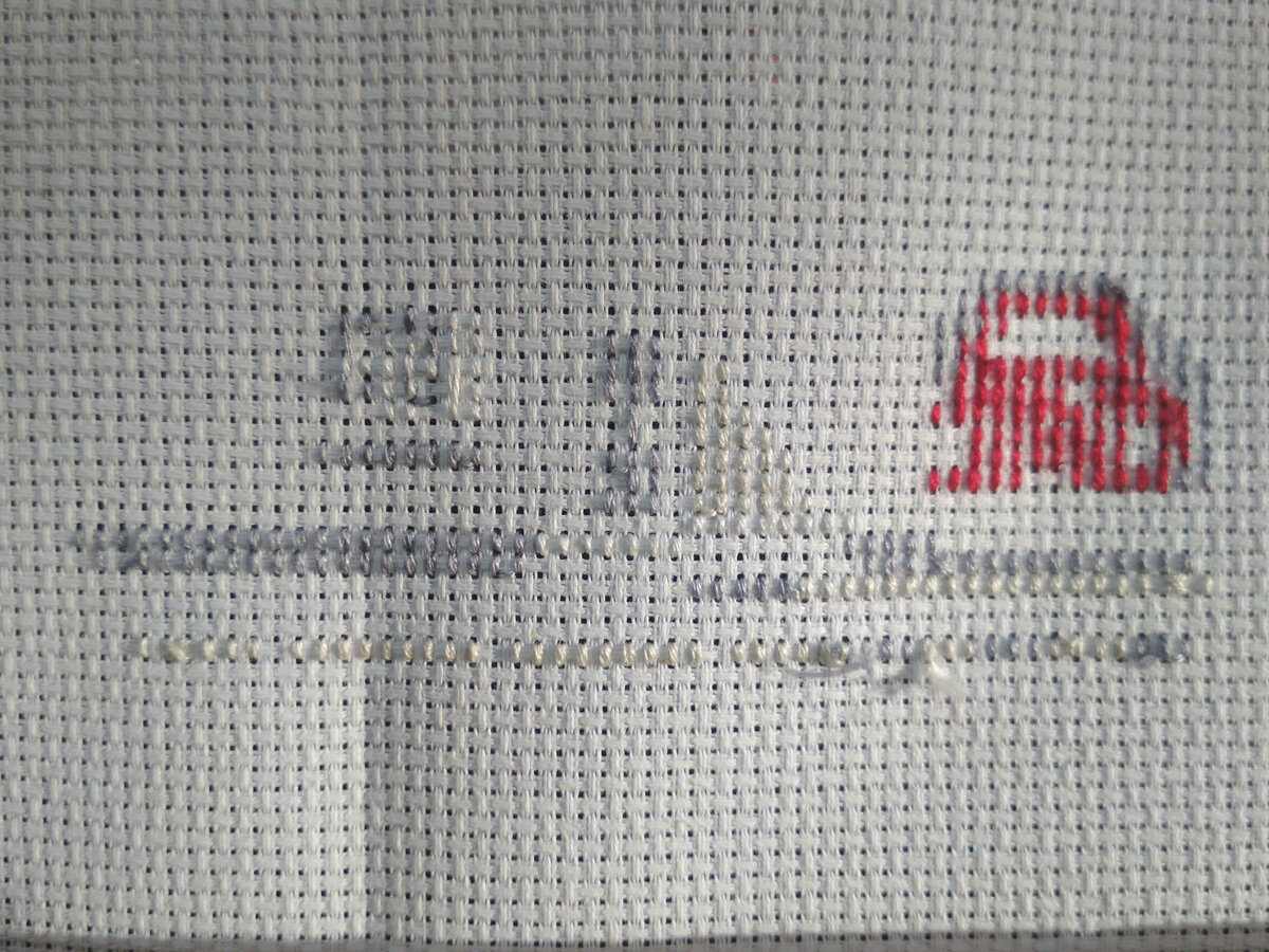 Приходиться отрезать ниточку и прятать ее под крестики, или способом "змейка", иногда такие хвостики все равно выбиваются