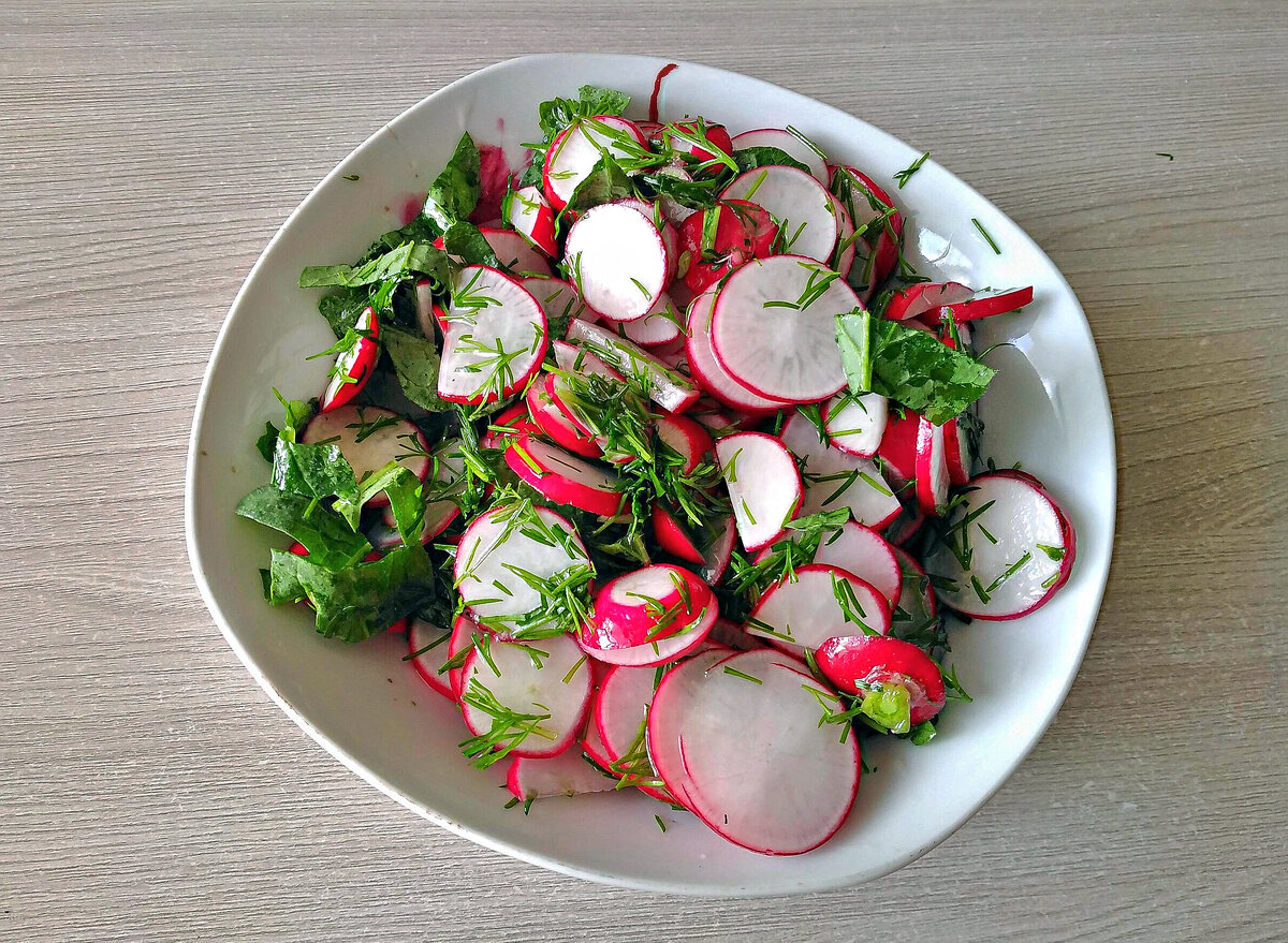 Салат из свежего редиса, лука и укропа