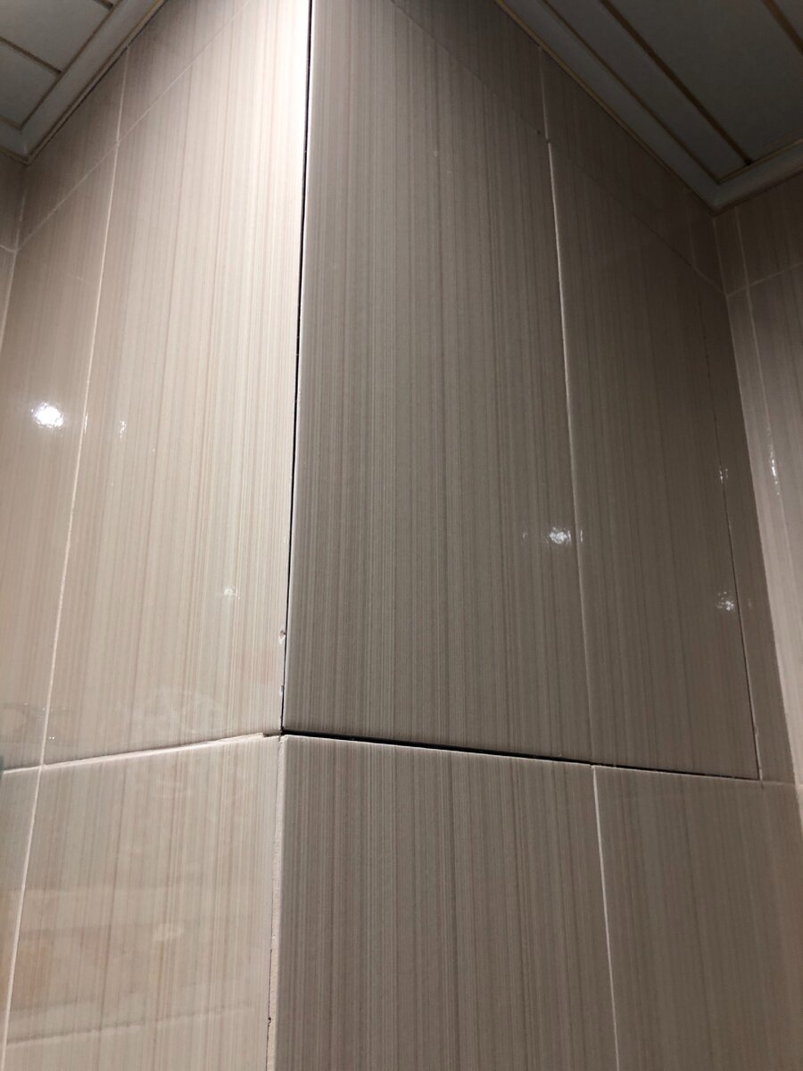 Верхний люк в коробе. За счет системы открывания металлическая конструкция бьется об боковую плитку и отбивает кусочки. 