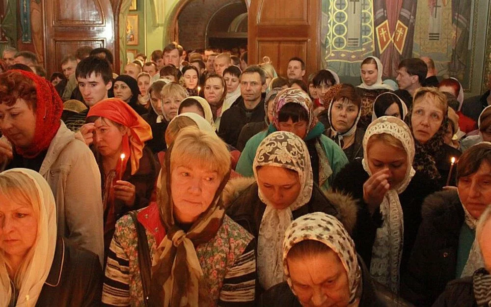 Прихожанин. Православные прихожане. Прихожане в храме. Народ в церкви. Люди в храме.