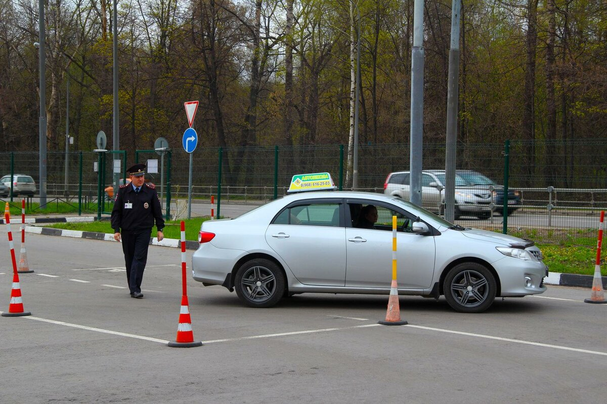 Экзамен в гаи категория е. Площадка на экзамене в ГИБДД 2022. Практический экзамен в ГИБДД. Экзамен по вождению автомобиля. Экзамен в ГАИ вождение.