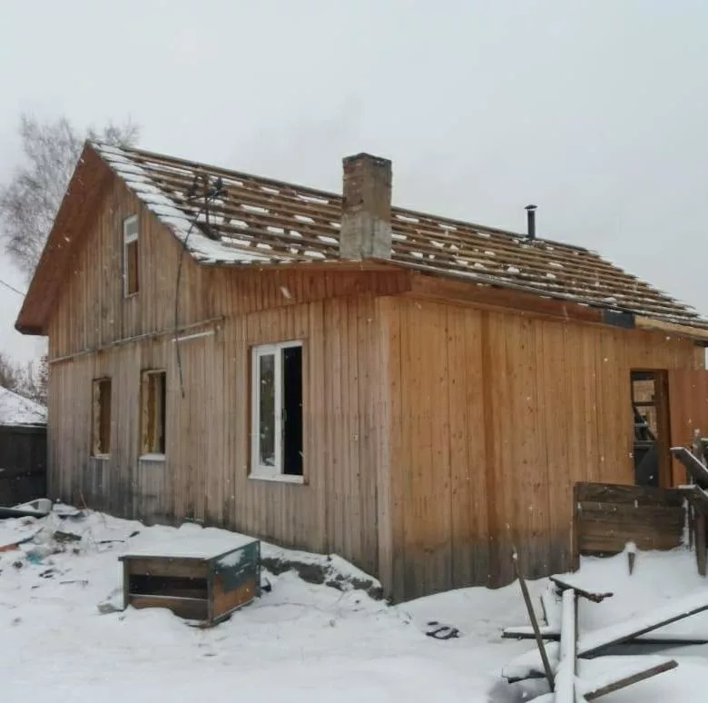 Дубовый дом под разбор. Дома под разборку. Снос деревянного дома. Сруб дома на разбор. Бревенчатый домик под разбор.