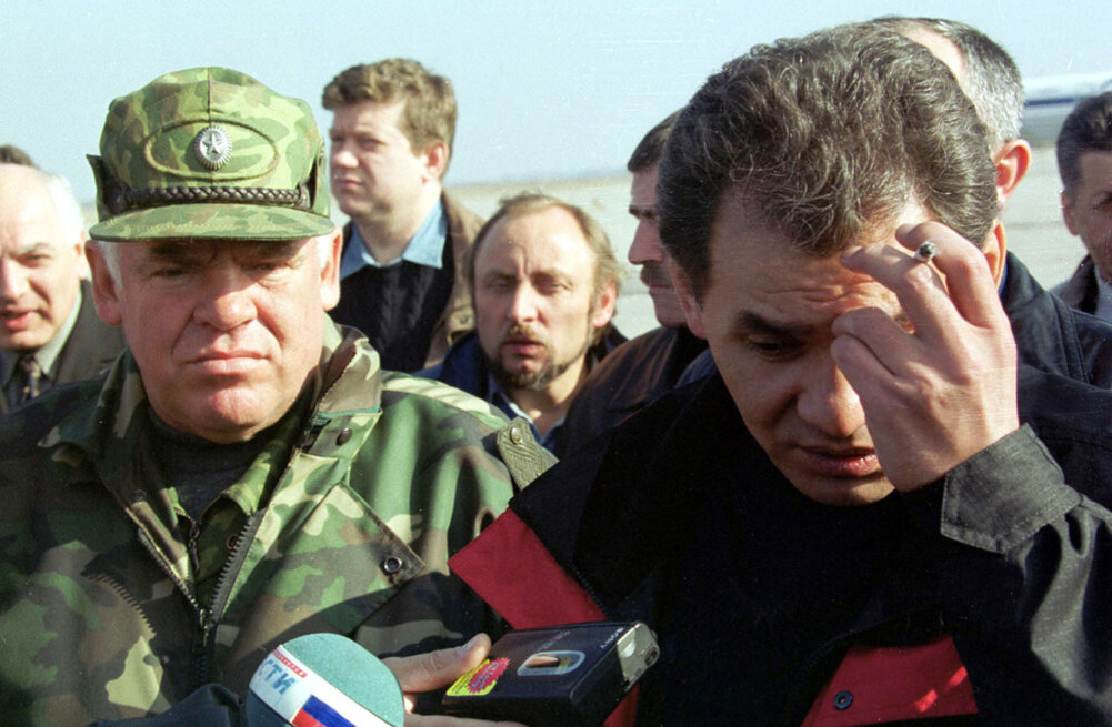 Руководитель Государственного комитета...Сергей Шойгу справа. Фото с открытого источника.