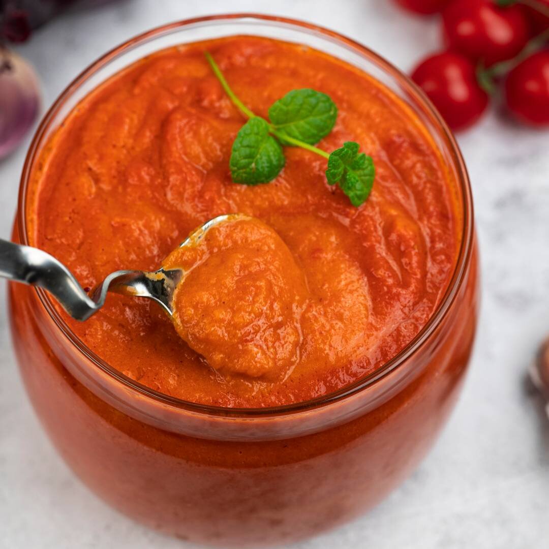 Томатный соус для голубцов. Заливка для голубцов соусом. Как приготовить соус для голубцов. Соус для голубцов. Подлива к голубцам со сметаной и томатной.