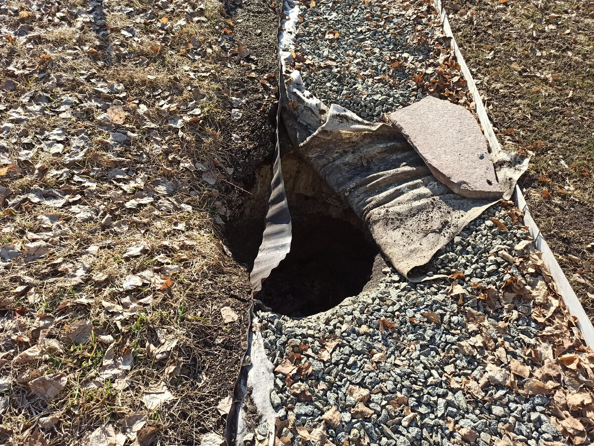 Газон и часть дорожки ушли под землю