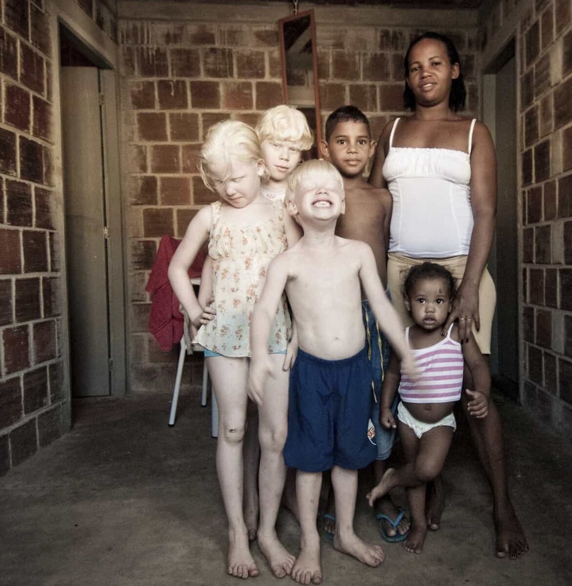 Семья альбиносов в Индии