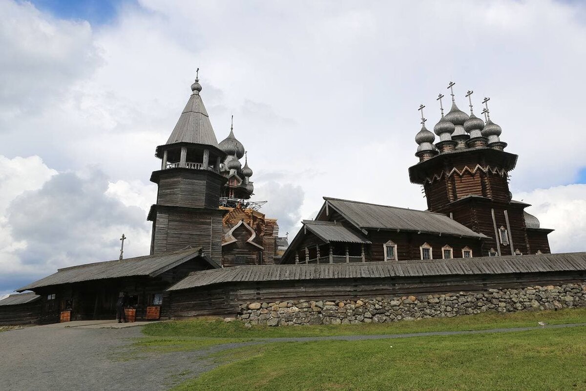 До этого дня такого количества гадюк я никогда не видел. Их просто сотни греются на солнце вдоль стены погоста на камнях.