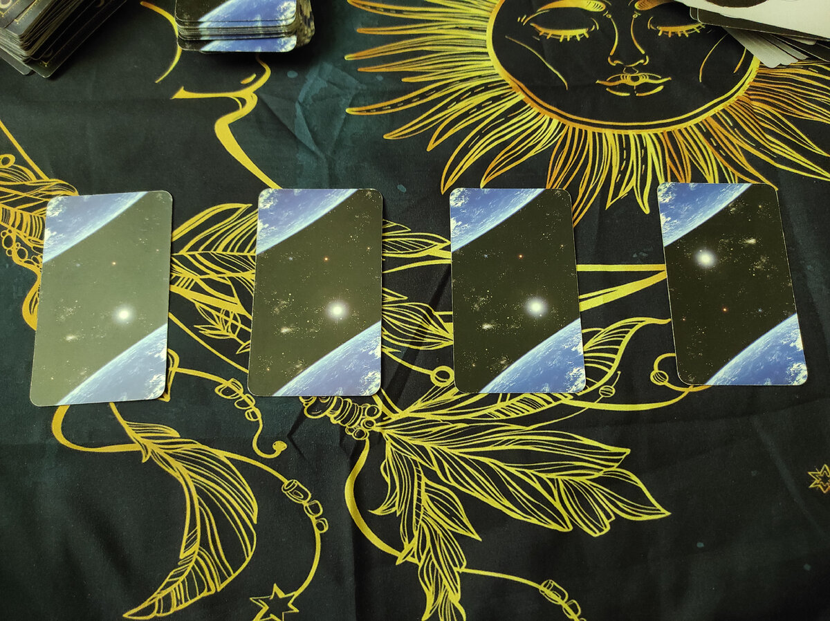 Четыре варианта. 1-2-3-4. Выбирай карту и читай описание.