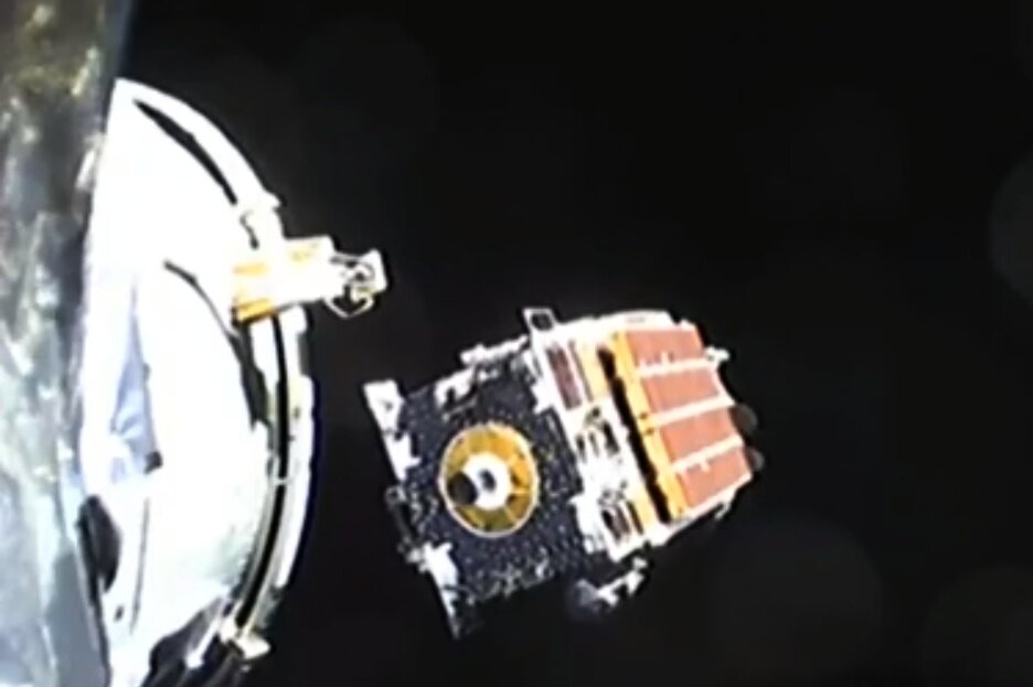  Момент разделения спутника и 2 ступени ракеты-носителя Falcon 9 через 32 минуты после пуска. Кадр из трансляции SpaceX на Ютуб.