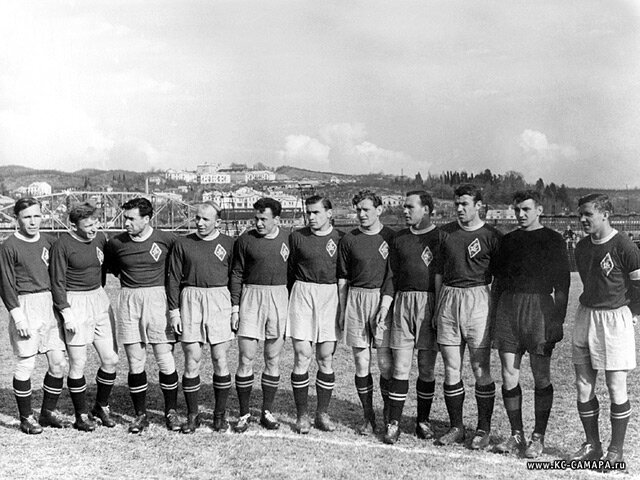 «Крылья» образца 1955 года. 1955 год. Весенние сборы в Сочи. Иван Ширяев, Федор Новиков, Александр Гулевский, Вадим Редкин, Николай Поздняков, Геннадий Макаров, Василий Васильев, Виктор Васильев, Виктор Карпов, Владимир Мигалев, капитан Виктор Ворошилов / www.kc-camapa.ru