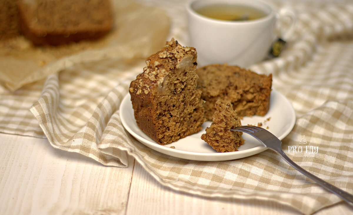 Рецепт постной коврижки медовой классической. Коврижка к чаю. Печенье коврижка. Коврижка на чае. Коврижка молочная.