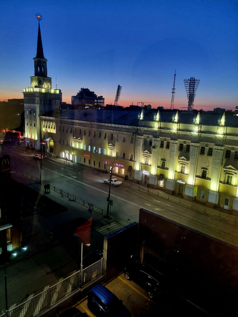 Вид из отеля на Вознесенские казармы 