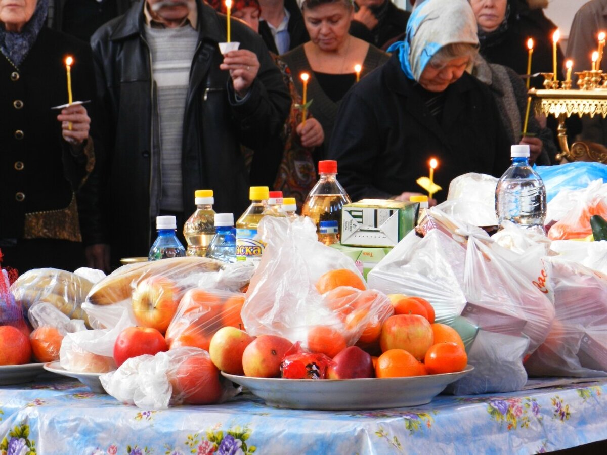 Панихида по усопшим. Продукт Церковь. Панихида продукты в храм. Продукты на панихидный стол. Продукты на панихидном столе в церкви.