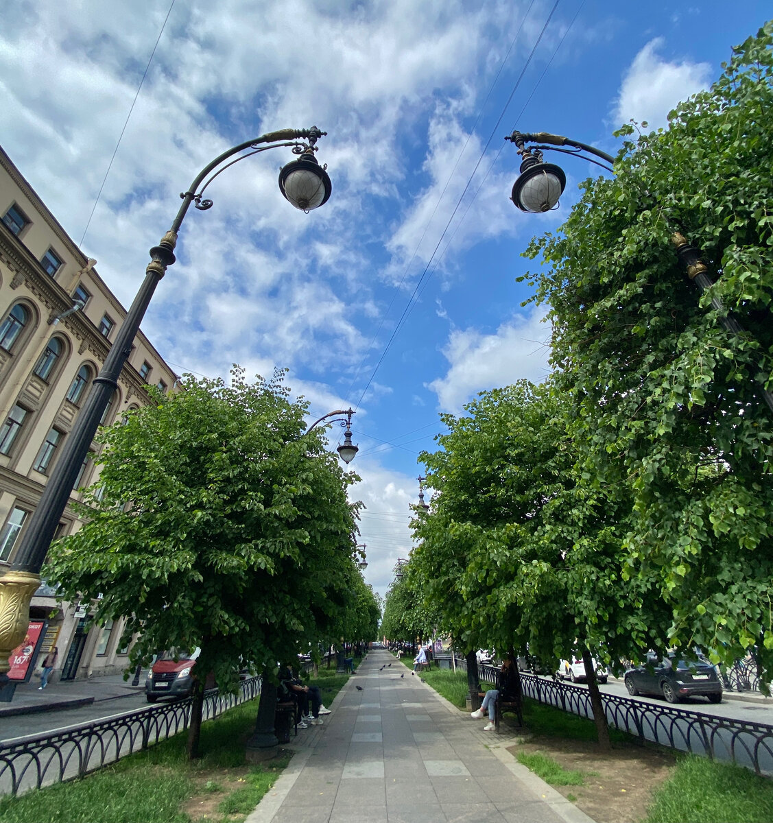 Прогулка по зелёному скверу в жаркий день, самое то!