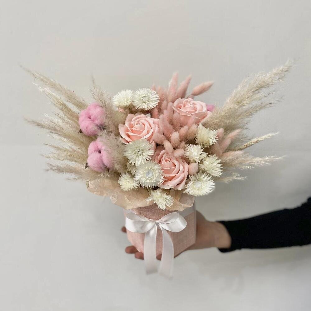 Букет с мыльными розами и сухоцветами от Flower Story