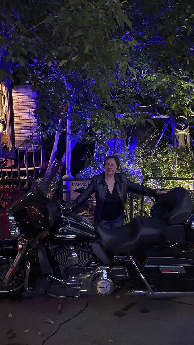 В Москве на ул Ниж. Мневники 110 расположен ночной байк-клуб "SEXTON" . Это знаковое место. И очень драйвовое.