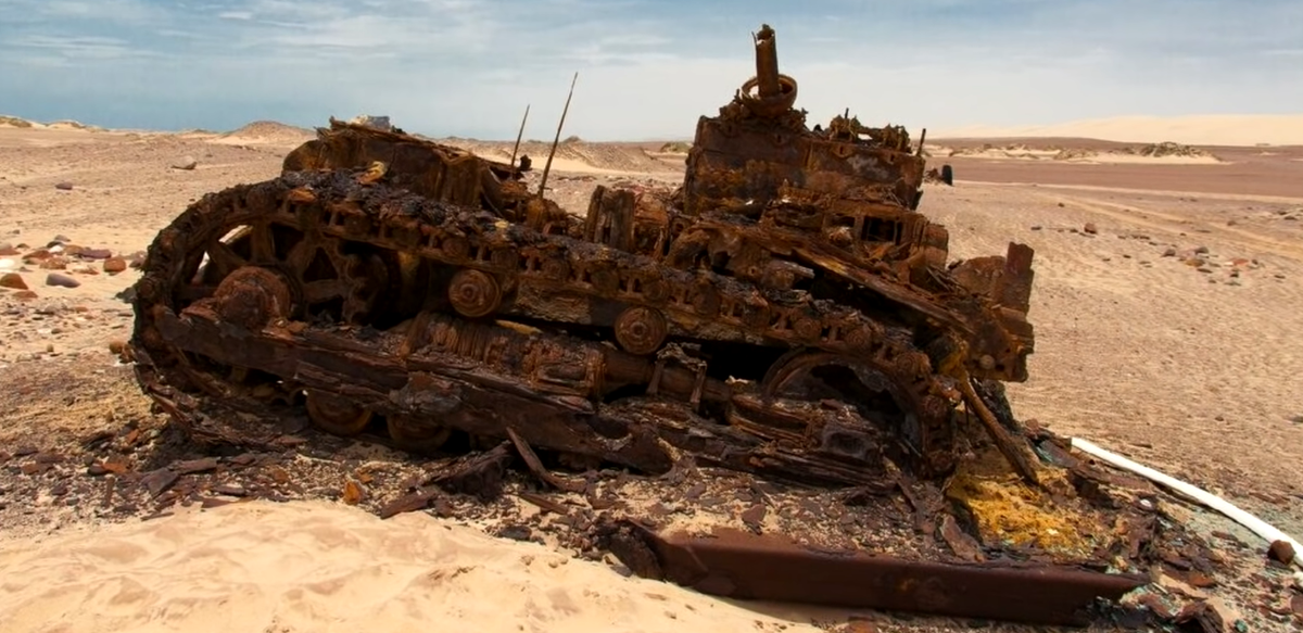 Трактор. Всего 40 лет в пустыне. Что произойдет через 400? Изображение взято из открытого источника 