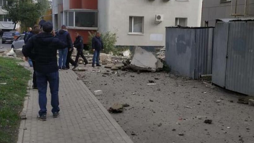    Последствия падения обломков ракеты на дом в Белгороде ©Telegram-канал Губернатора Белгородской области Вячеслава Гладкова
