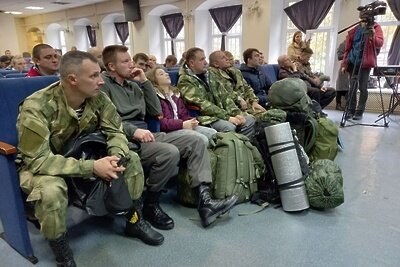    15 мобилизованных электростальцев отправились в учебную часть для подготовки к прохождению службы в зоне СВО ©Сергей Вязенкин