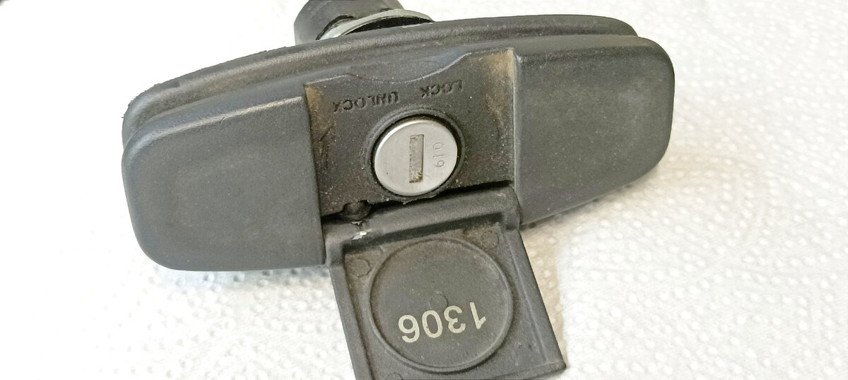 Ручка блокируется благодаря цилиндру. 