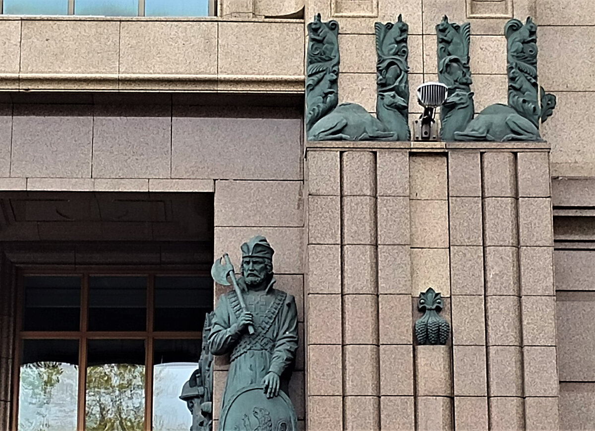 Вот те самые верблюды на колоннах