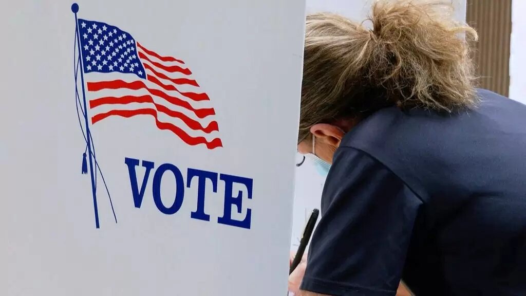 Избирательница голосует на выборах в США