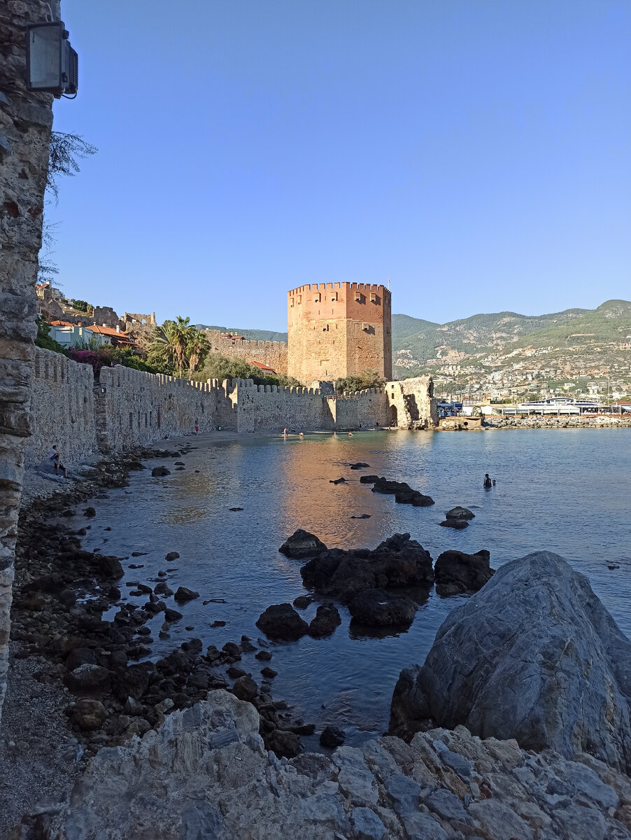 Вид на красную башню со стен крепости