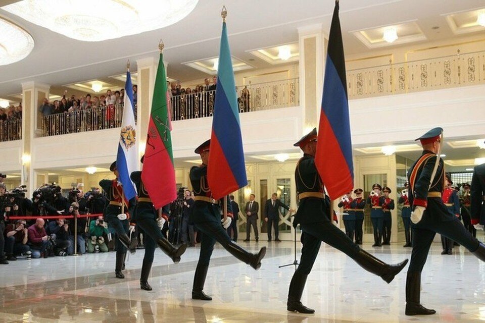     Флаги четырех новых регионов были установлены знаменосцами в Галерее флагов Совета Федерации. Фото: Скриншот видео СФ РФ