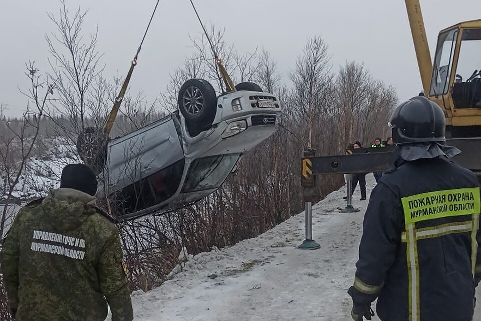     Машина оказалась погружена в воду. Информацию об авто передали спасателям в 9.48 3 ноября. Фото: vk.com/murman01