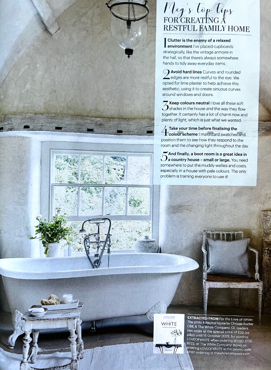 Ванная комната была опубликована также в книге фирмы The White House "Из любви к белому: Белый и нейтральный дом" Крисси Ракер. Фотография из глянцевого журнала "Деревенская жизнь", октябрь 2022.