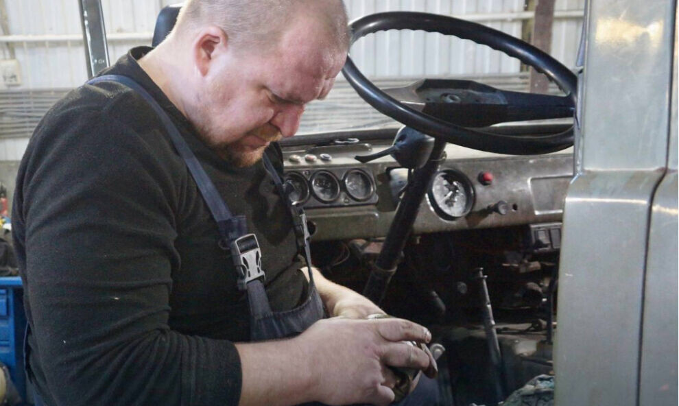    В Тарко-Сале готовят автомобиль для передачи мобилизованным землякам