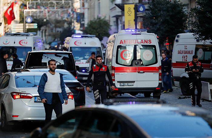    Взрыв в районе Таксим в центре Стамбула.Kemal Aslan/Reuters