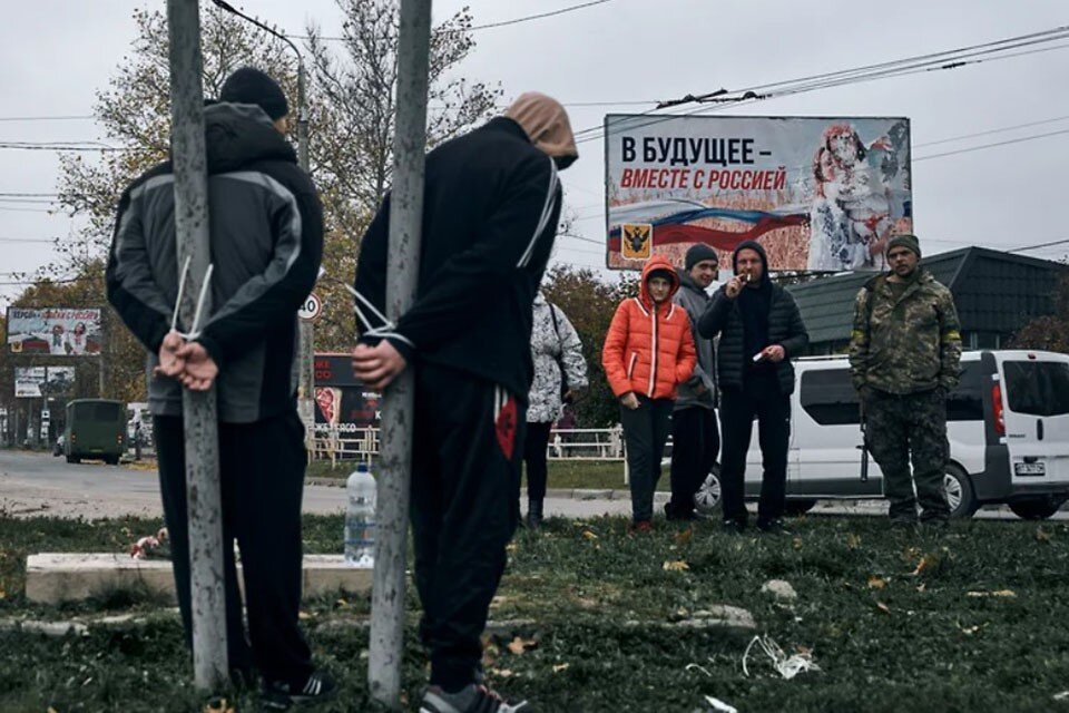     Агентство AP опубликовало фото привязанных к столбам жителей Херсона после прихода ВСУ. Фото: AP/EAST NEWS