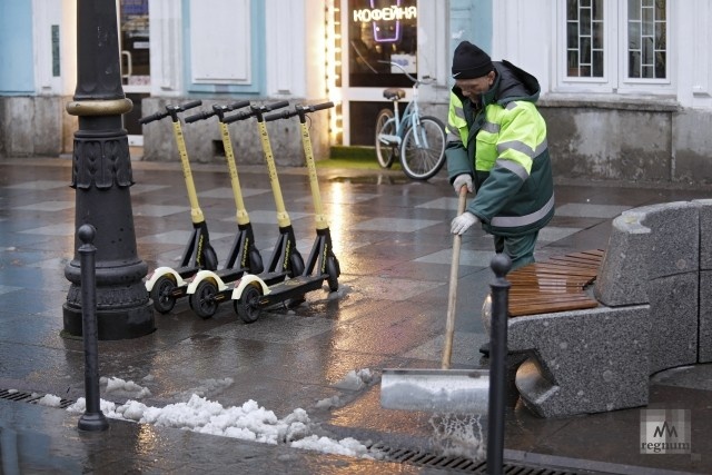    Уборка снега Дарья Драй © ИА REGNUM