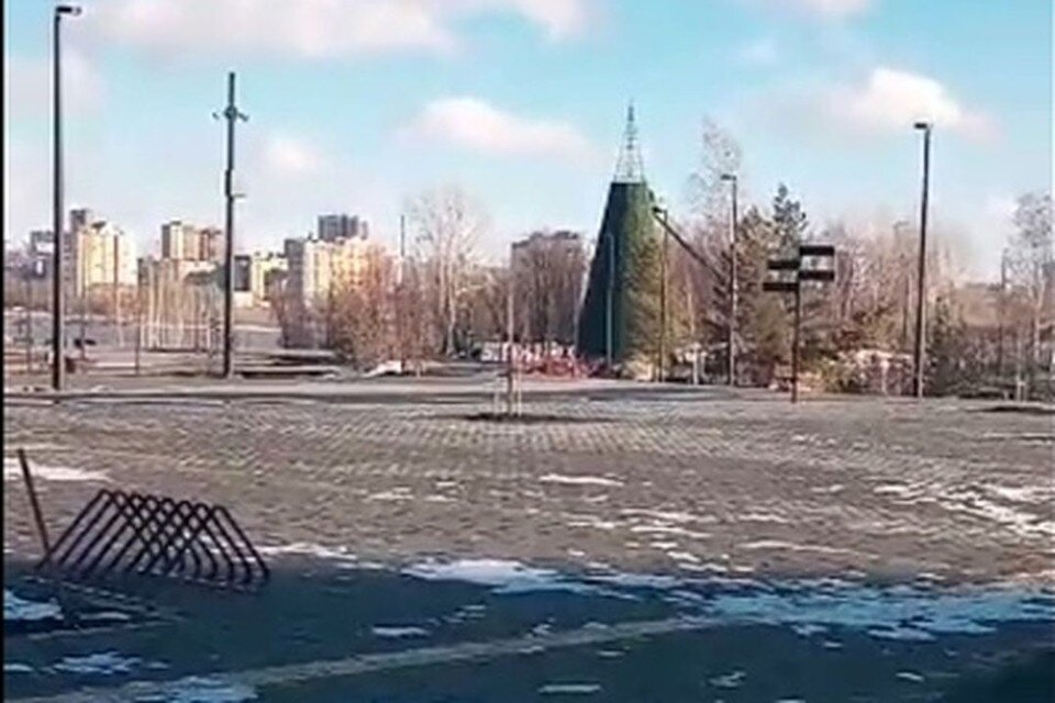     В Парк Арене у нового ЛДС в Новосибирске начали устанавливать новогоднюю елку. Фото: Читатель КП-Новосибирск//Кадр из видео.