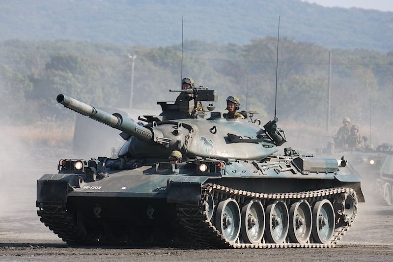 Танк Тип 74  произведенный компанией "Mitsubishi", на учениях