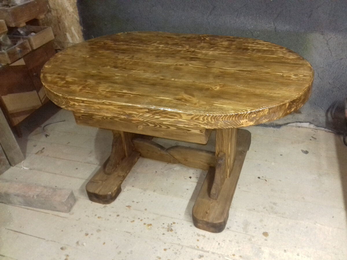 Садовый деревянный стол для большой семьи