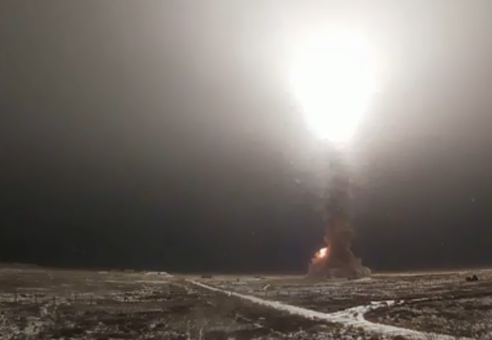 Старт ракеты ПРО на полигоне Сары-Шаган. 02.12.2022. И сам момент пуска, и скорость противоракеты вас приятно порзят. Полную версию можно увидеть на ресурсах МЛ РФ