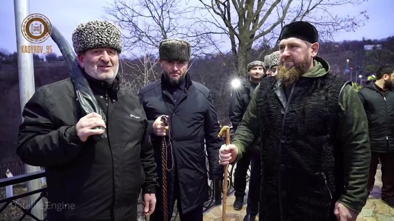 Молодежное правительство чеченской республики. Кадыров ахмат абдулхамидович. Кадыров 2001. Чиновник чеченский. Чиновник чеченский.