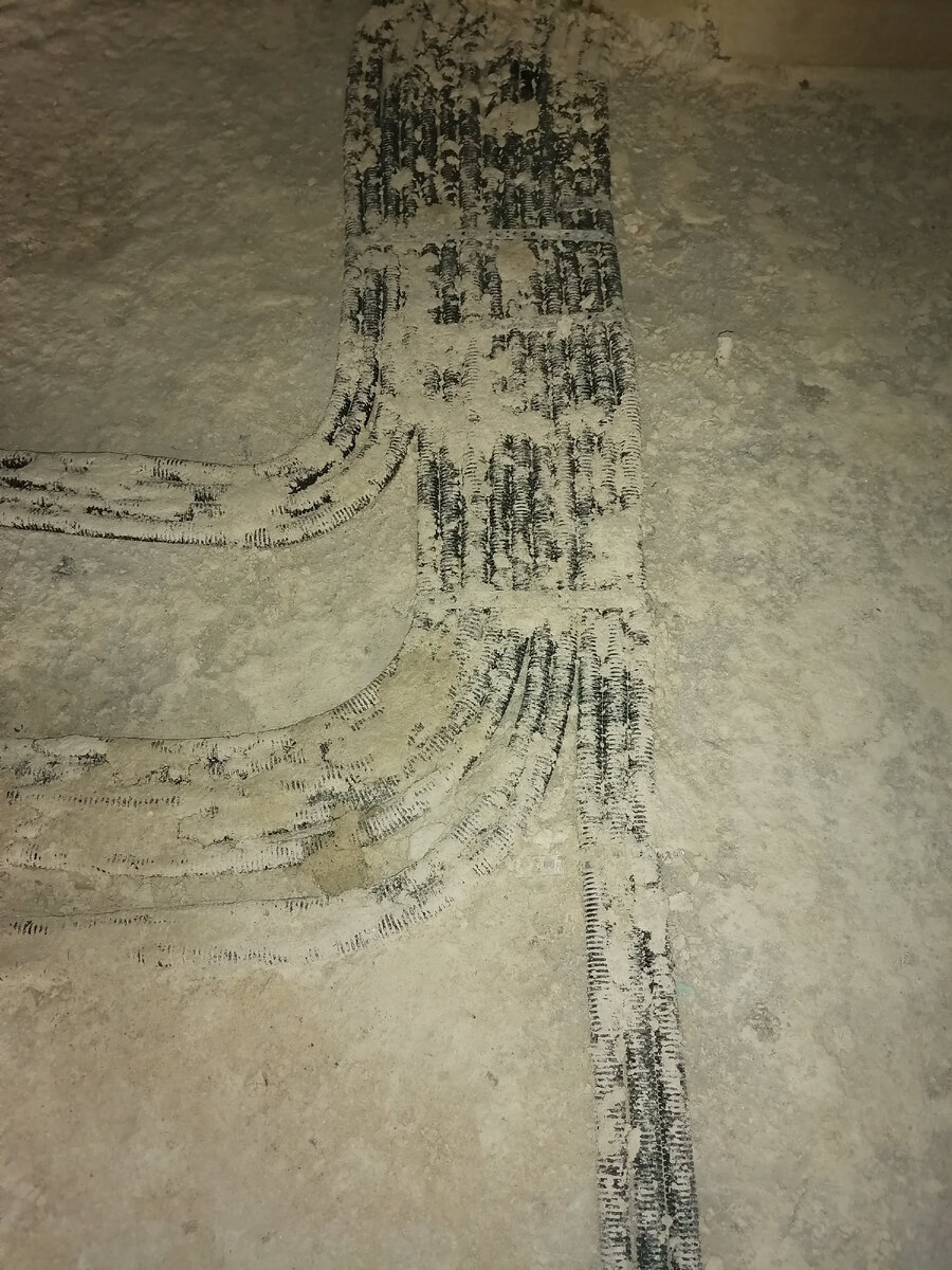 Это пол. Только что поработали "механизаторы".